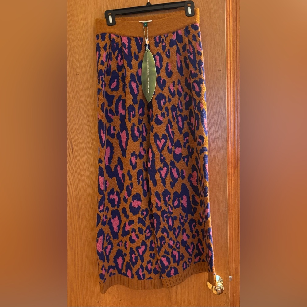 Farm Rio Leopard Pop Caramel Sweater pants Brown and Pink NWT